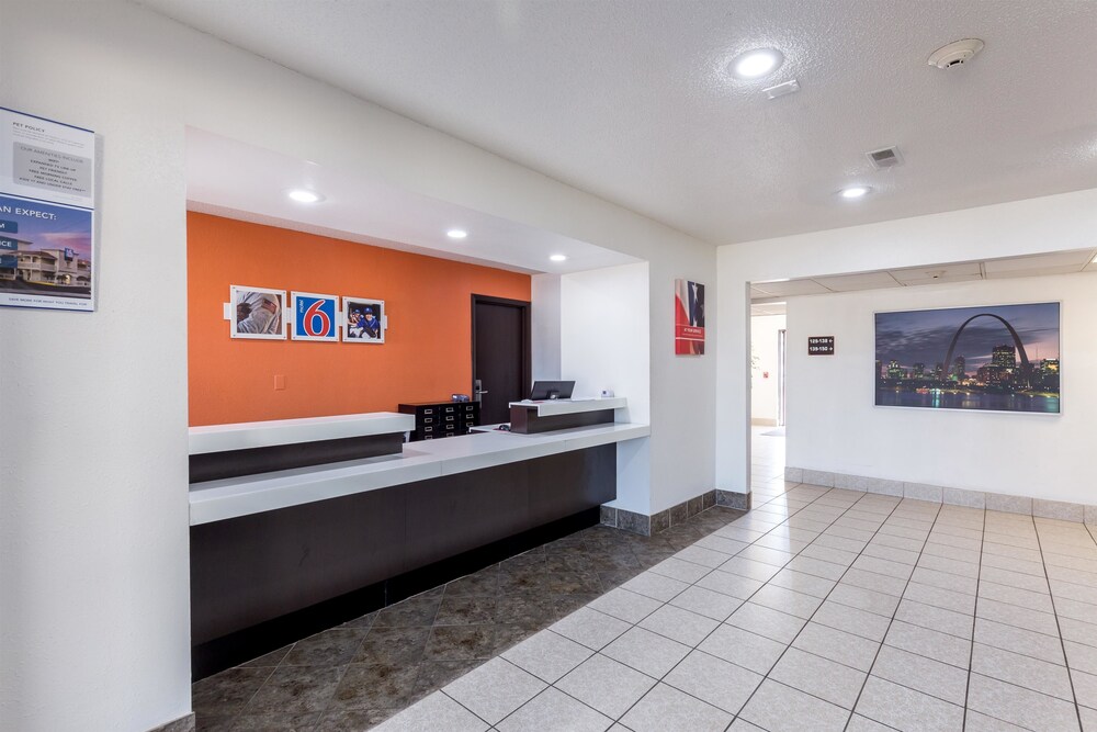 Motel 6 Troy, IL