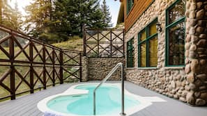 Outdoor spa bath