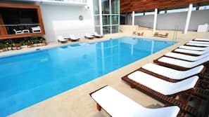 Indoor pool, 2 outdoor pools
