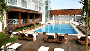 Indoor pool, 2 outdoor pools