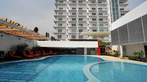 Indoor pool, 2 outdoor pools