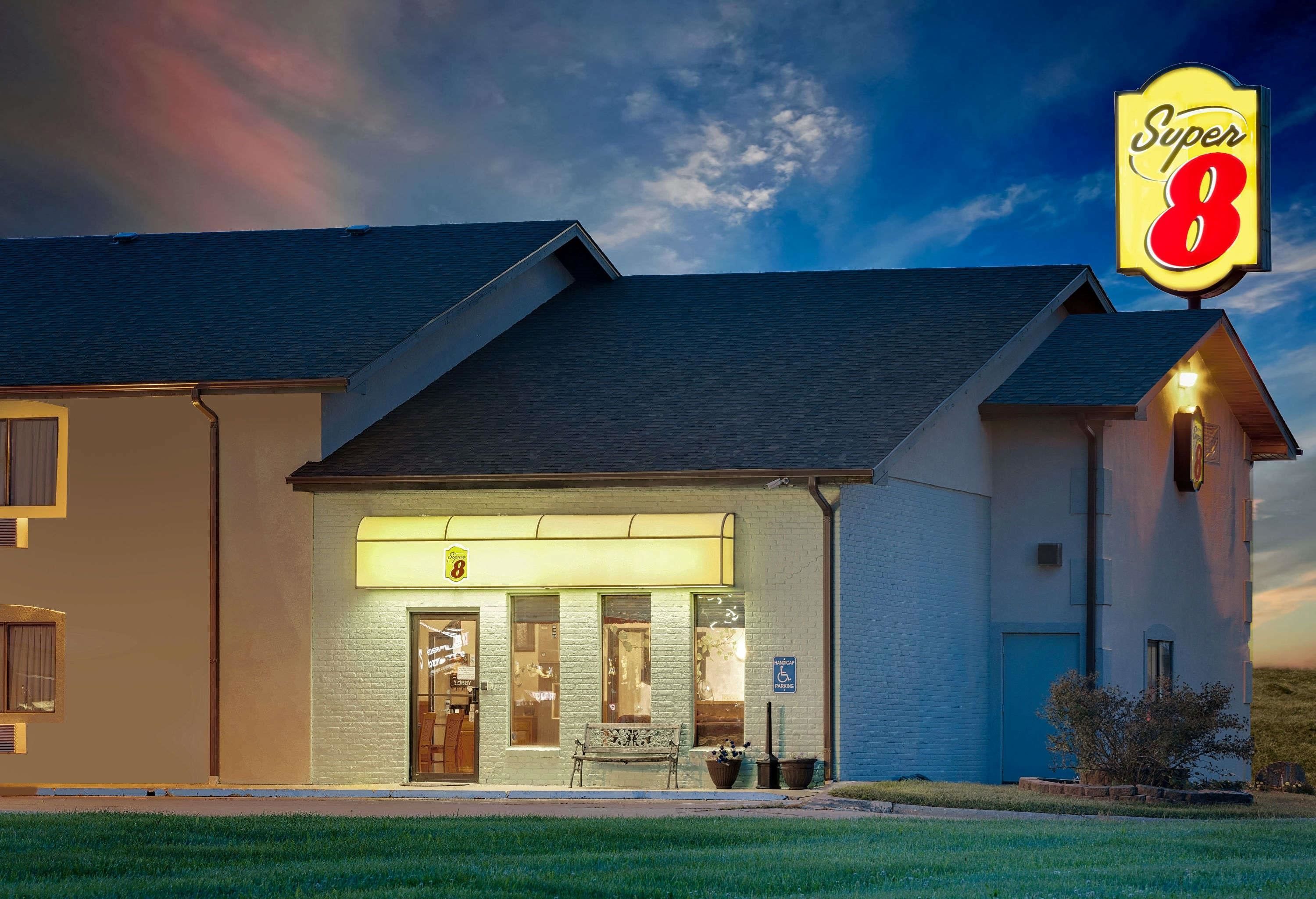 Super 8 By Wyndham Marshall In Higginsville Mo Expedia