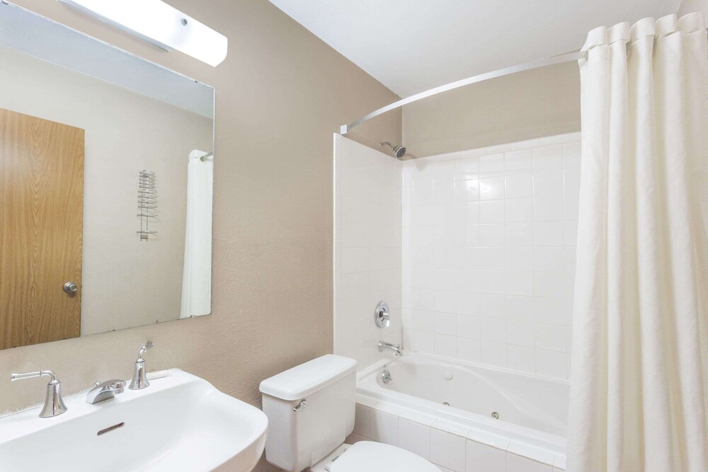 Bathroom, Super 8 by Wyndham Kenosha/Pleasant Prairie