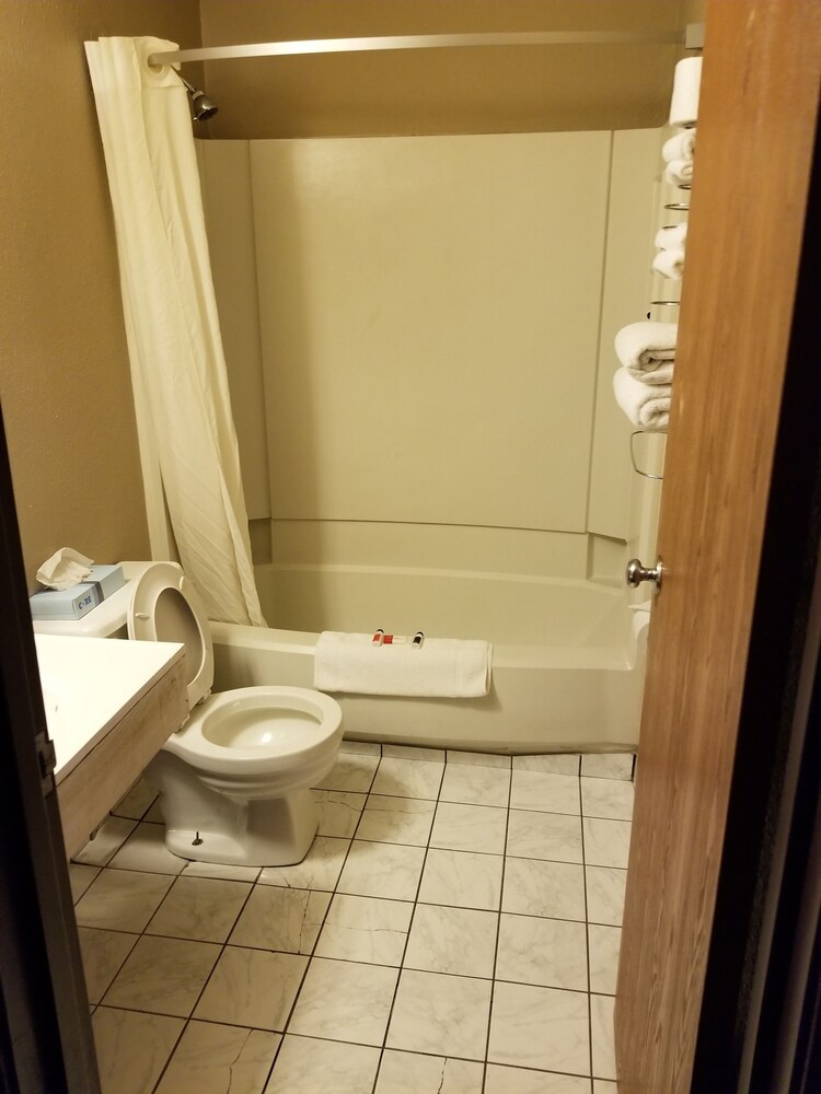 Bathroom, Super 8 by Wyndham Kenosha/Pleasant Prairie