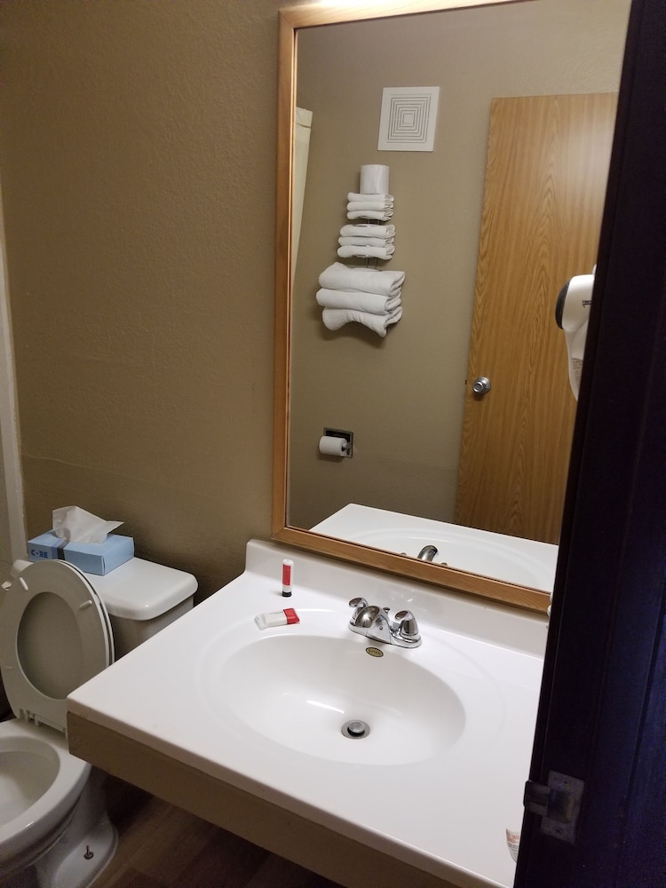 Bathroom sink, Super 8 by Wyndham Kenosha/Pleasant Prairie