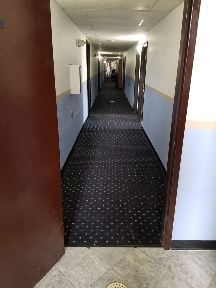 Hallway, Super 8 by Wyndham Kenosha/Pleasant Prairie