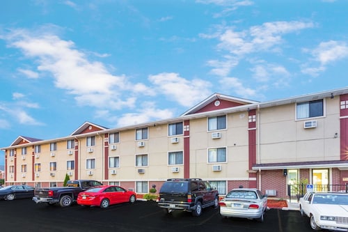 Great Place to stay Super 8 by Wyndham Kenosha/Pleasant Prairie near Pleasant Prairie