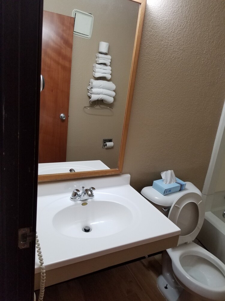 Bathroom sink, Super 8 by Wyndham Kenosha/Pleasant Prairie