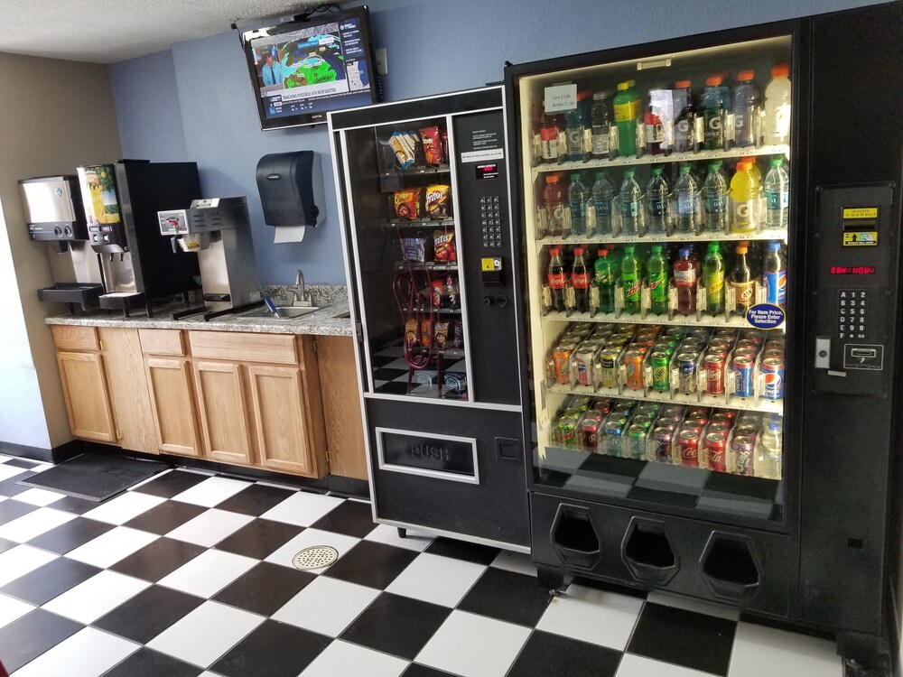 Vending machine, Super 8 by Wyndham Kenosha/Pleasant Prairie