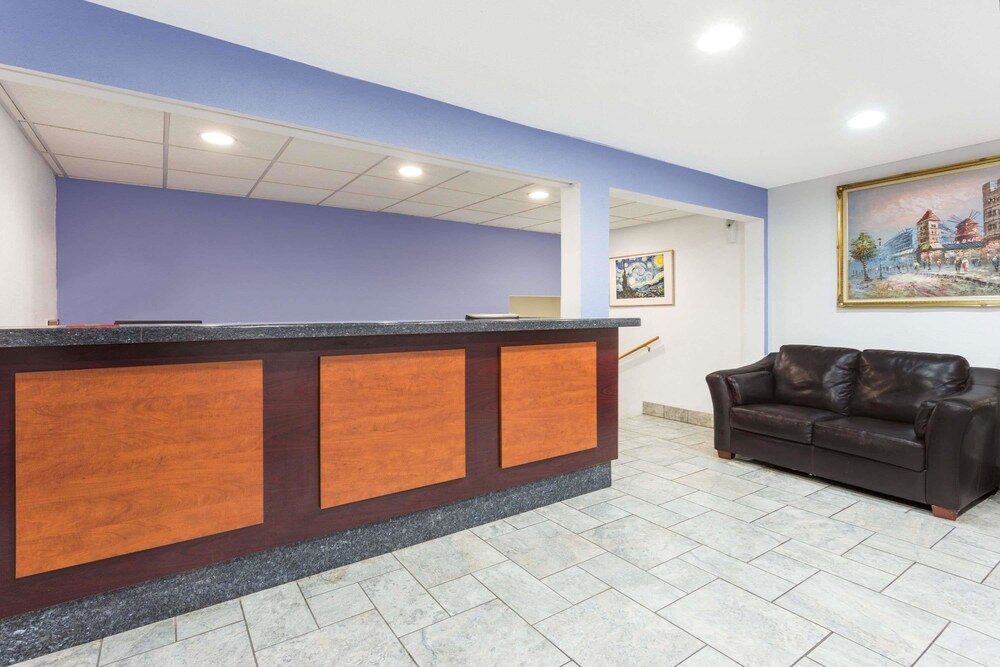 Lobby, Super 8 by Wyndham Kenosha/Pleasant Prairie