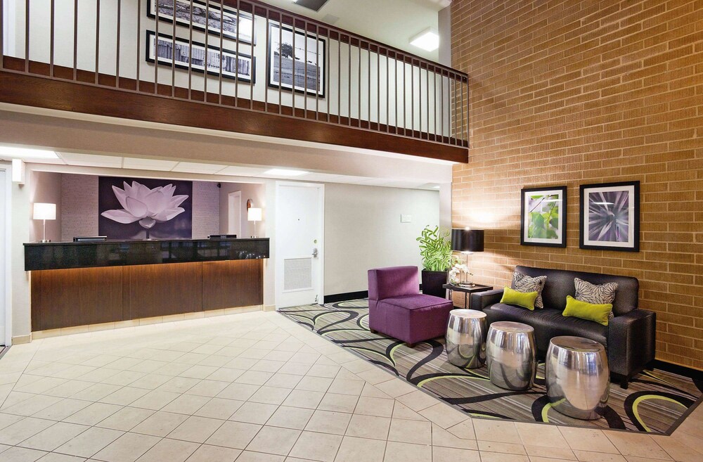 Lobby, La Quinta Inn by Wyndham Oshkosh