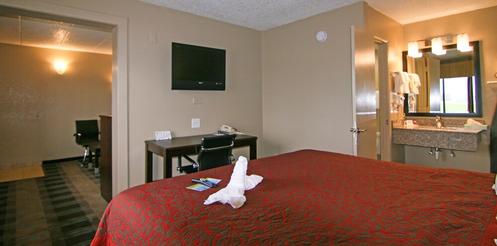 Room, Days Inn & Suites by Wyndham Springfield on I-44