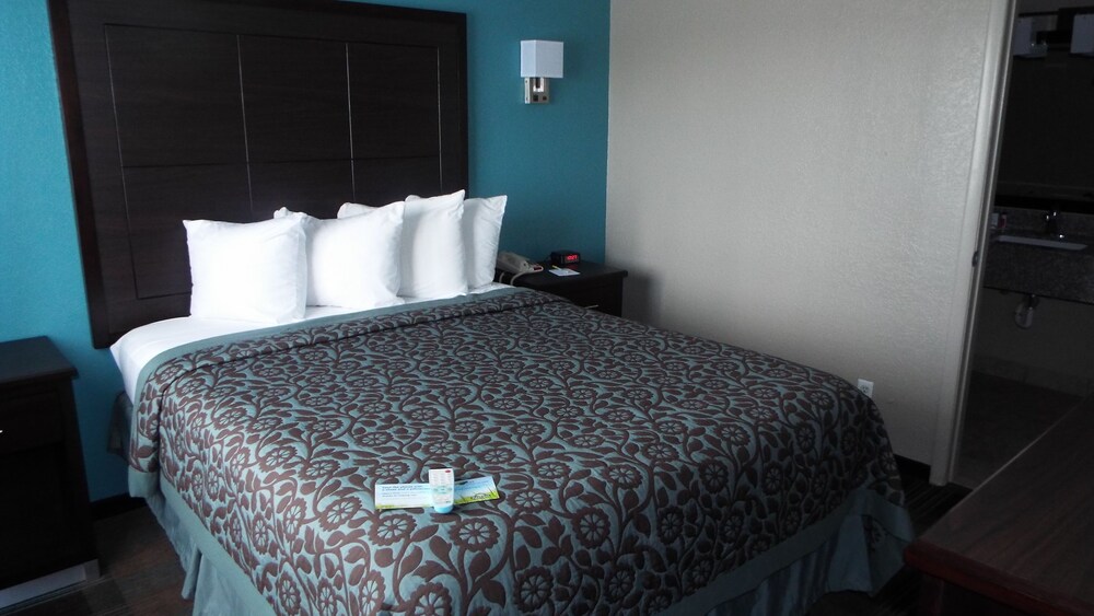 Room, Days Inn & Suites by Wyndham Springfield on I-44