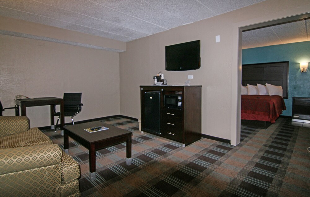 Room, Days Inn & Suites by Wyndham Springfield on I-44