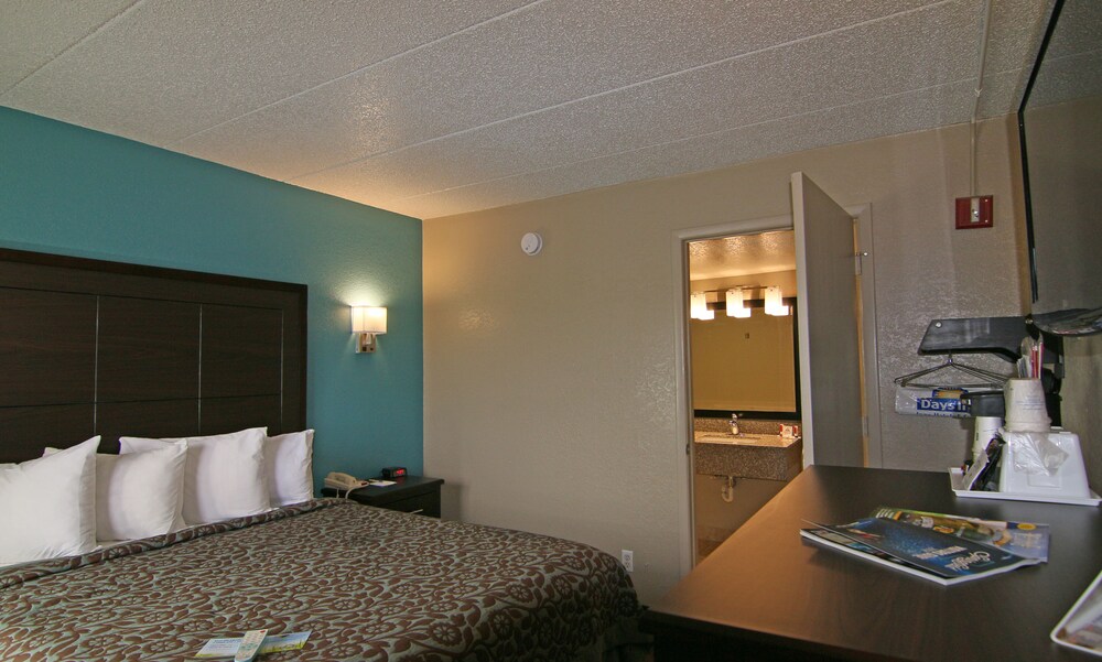 Days Inn & Suites by Wyndham Springfield on I-44