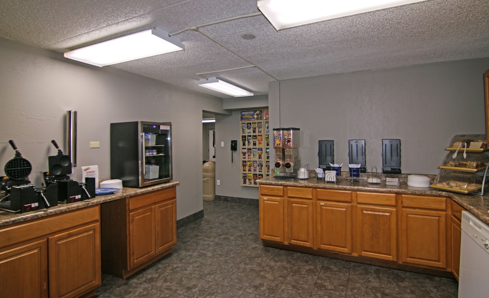 Breakfast area, Days Inn & Suites by Wyndham Springfield on I-44