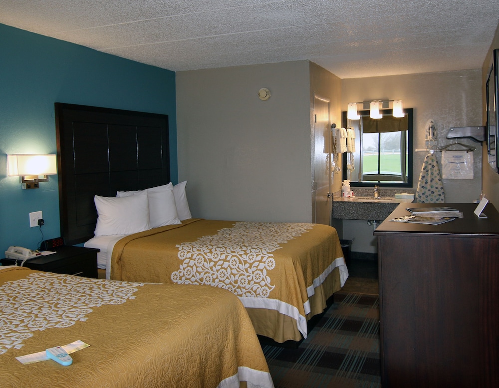 Room, Days Inn & Suites by Wyndham Springfield on I-44