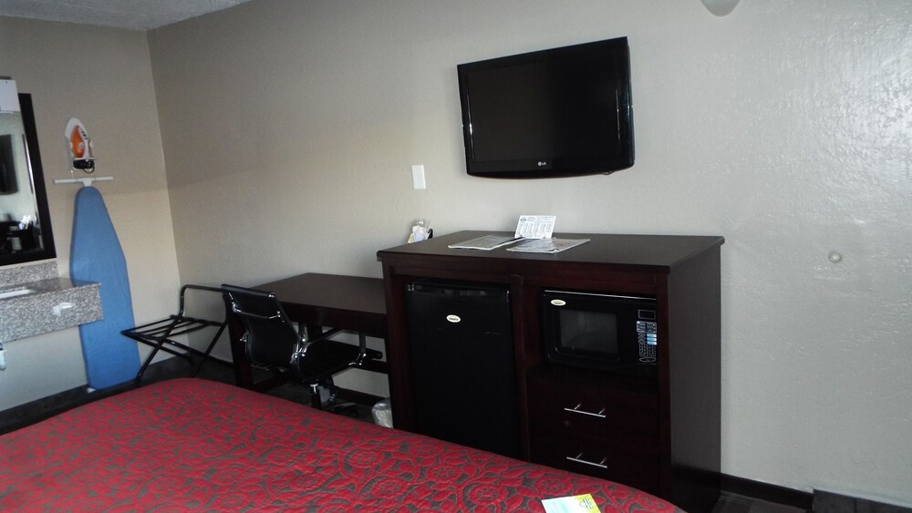 Room, Days Inn & Suites by Wyndham Springfield on I-44