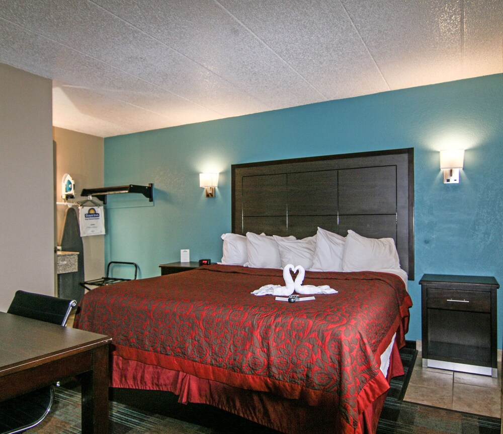 Room, Days Inn & Suites by Wyndham Springfield on I-44