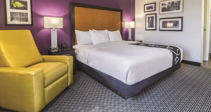 La Quinta Inn & Suites by Wyndham Cleveland - Airport North