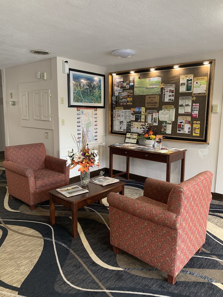 Lobby sitting area, Eastgate Inn