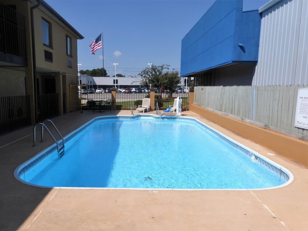 Outdoor pool, Red Roof Inn Muscle Shoals