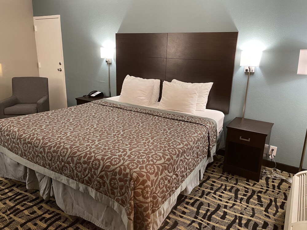 Days Inn & Suites by Wyndham Collierville Germantown Area