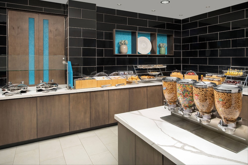 Breakfast meal, SpringHill Suites by Marriott Atlanta Perimeter Center