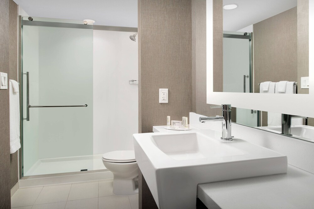 Bathroom, SpringHill Suites by Marriott Atlanta Perimeter Center