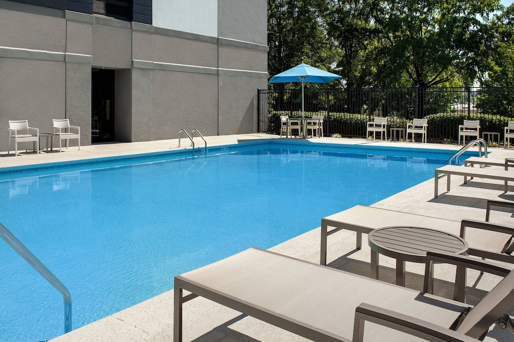 Outdoor pool, SpringHill Suites by Marriott Atlanta Perimeter Center