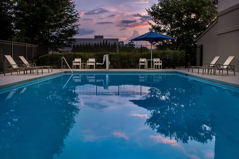 Outdoor pool, SpringHill Suites by Marriott Atlanta Perimeter Center