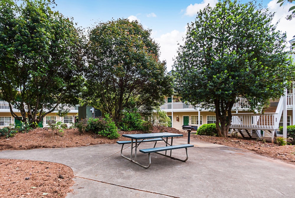 BBQ/picnic area, HomeTowne Studios by Red Roof Atlanta - Lawrenceville