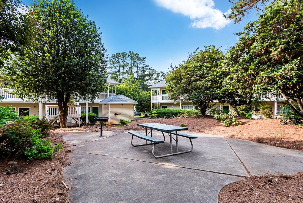 BBQ/picnic area, HomeTowne Studios by Red Roof Atlanta - Lawrenceville