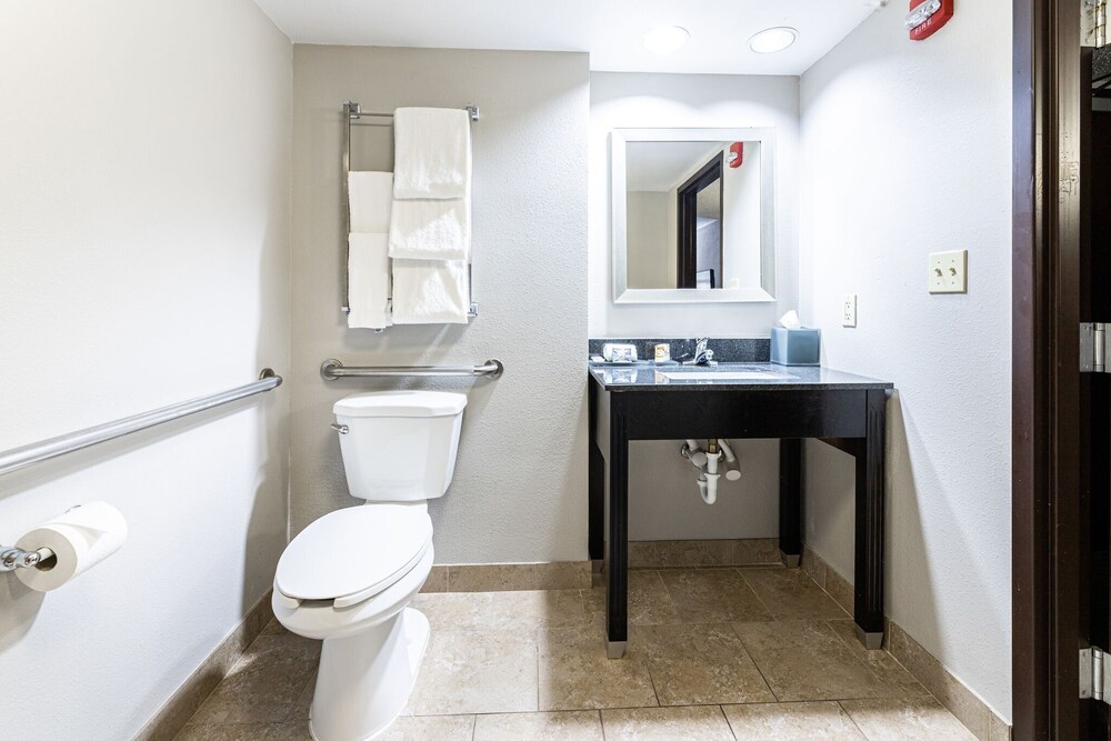 Baño, La Quinta Inn & Suites by Wyndham Dallas I-35 Walnut Hill Ln