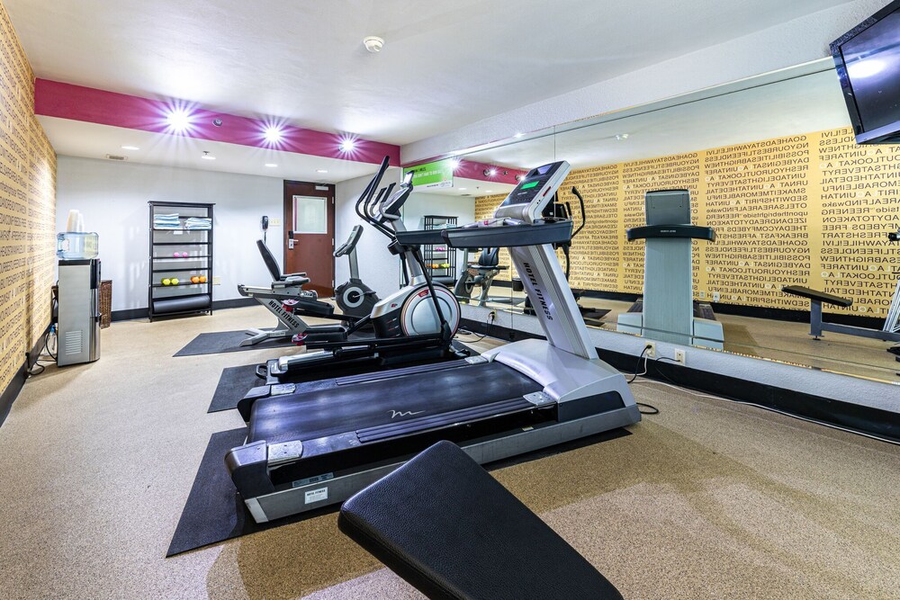 Sala de fitness, La Quinta Inn & Suites by Wyndham Dallas I-35 Walnut Hill Ln