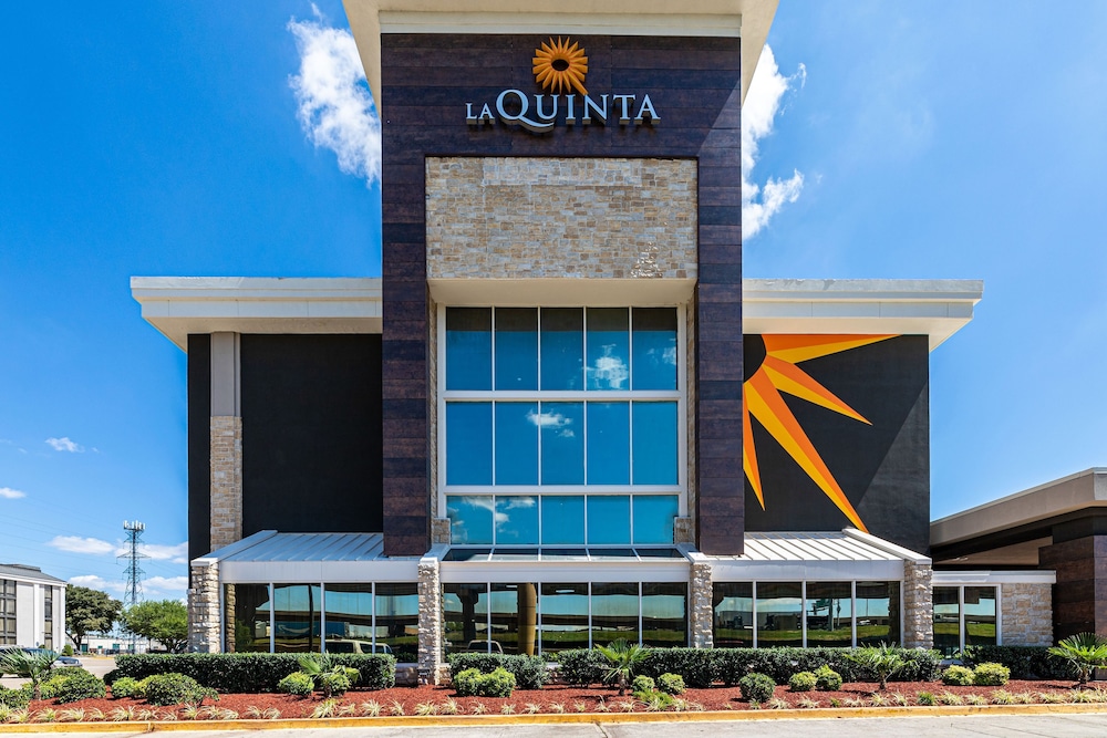 La Quinta Inn & Suites by Wyndham Dallas I-35 Walnut Hill Ln