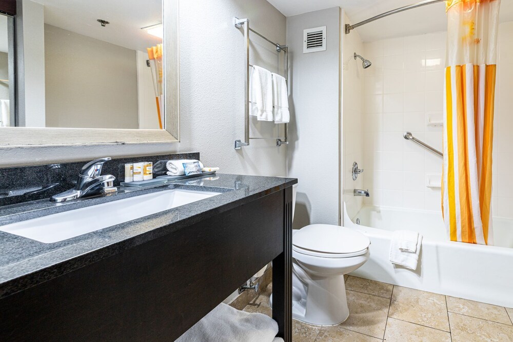 Baño, La Quinta Inn & Suites by Wyndham Dallas I-35 Walnut Hill Ln