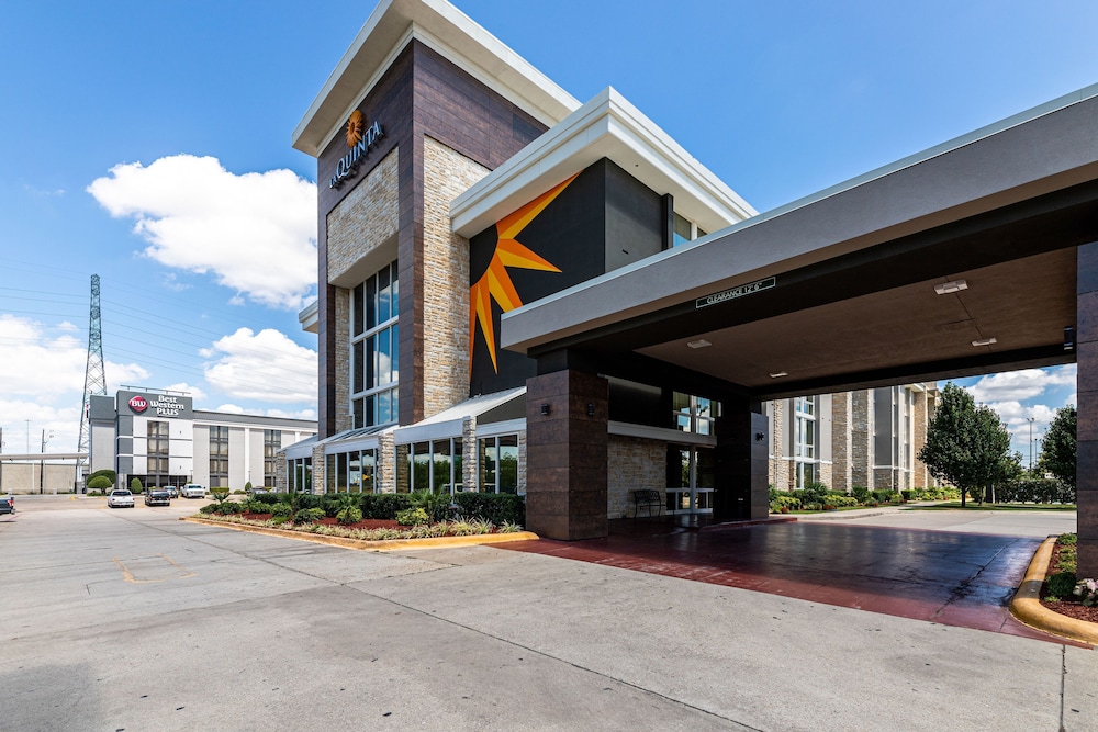 La Quinta Inn & Suites by Wyndham Dallas I-35 Walnut Hill Ln