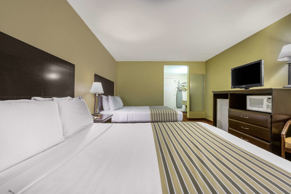 Econo Lodge Inn & Suites Triadelphia - Wheeling