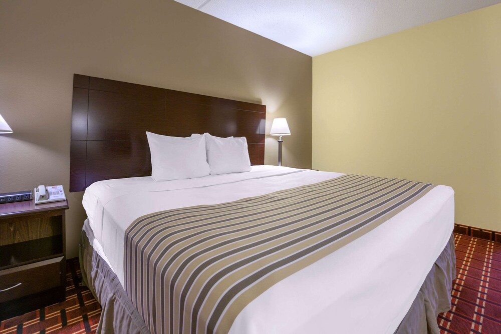 Econo Lodge Inn & Suites Triadelphia - Wheeling