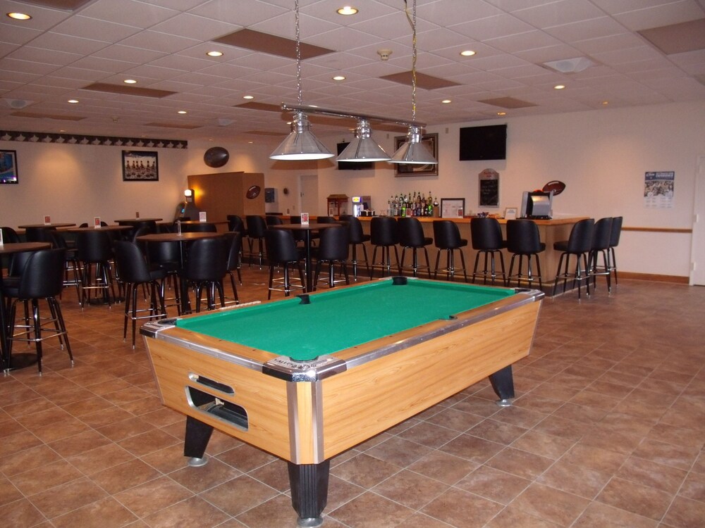 Econo Lodge Inn & Suites Triadelphia - Wheeling