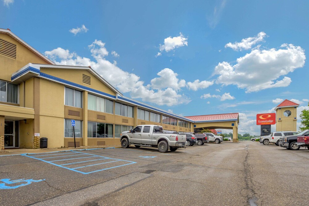 Econo Lodge Inn & Suites Triadelphia - Wheeling