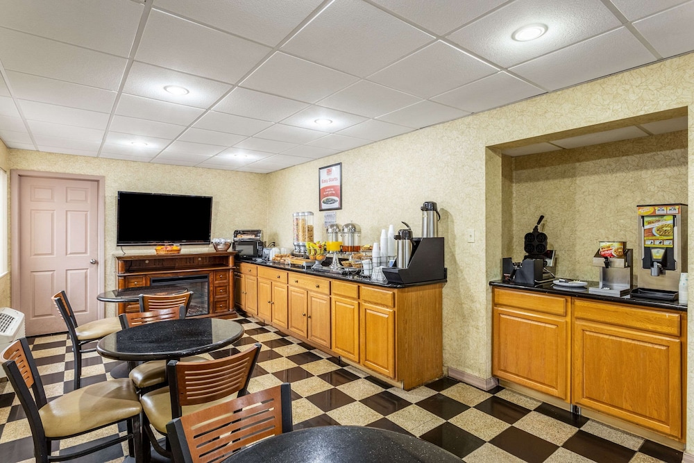 Breakfast area, Econo Lodge