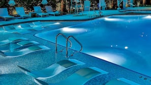 Seasonal outdoor pool, pool cabanas (surcharge), pool loungers