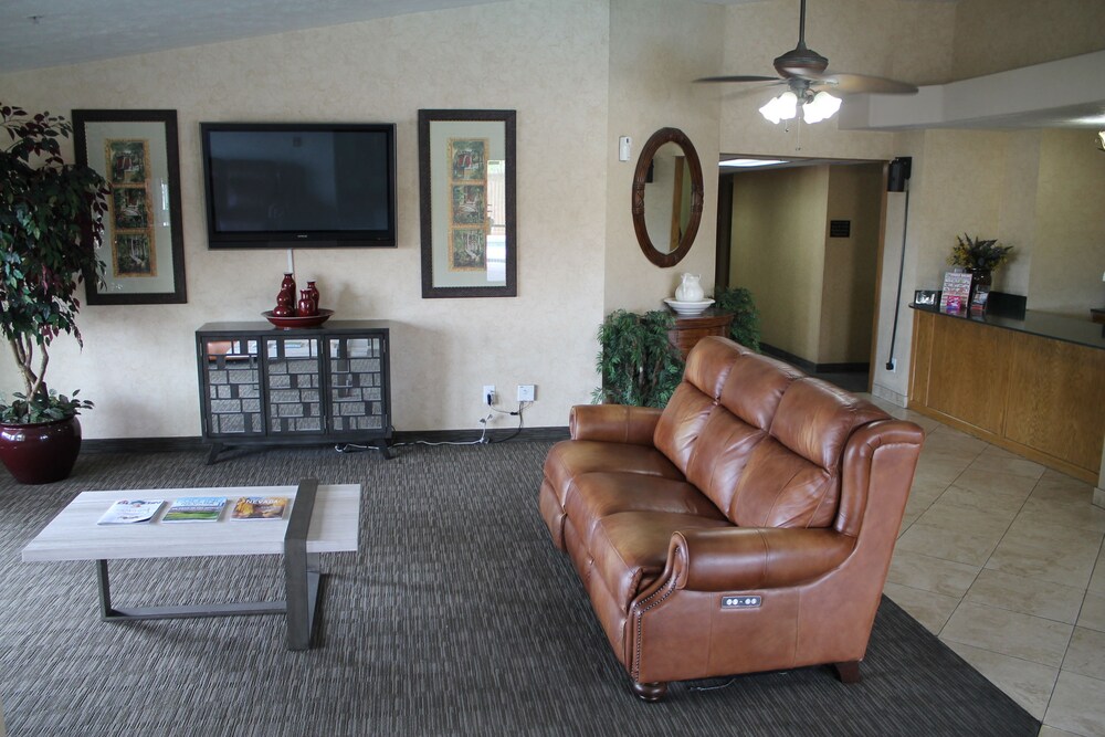 Lobby sitting area, Sunrise Inn Hotel