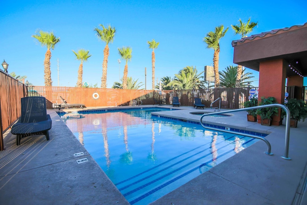 Outdoor pool, Sunrise Inn Hotel