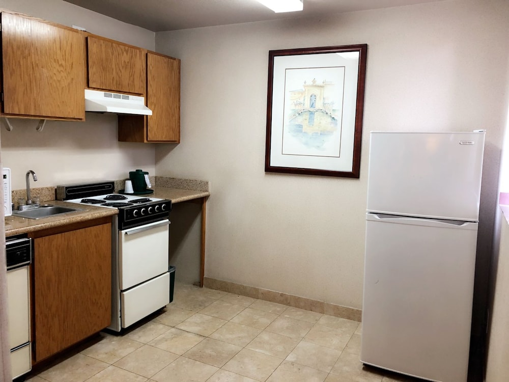 Private kitchenette, Sunrise Inn Hotel