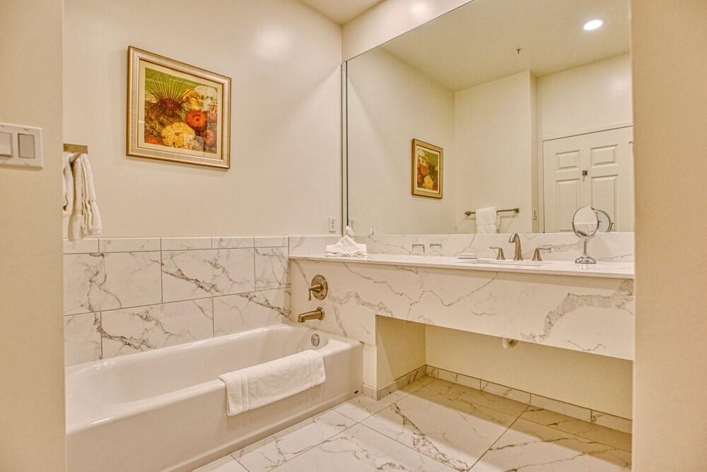 Trianon Old Naples In Naples Hotel Rates Reviews On Orbitz