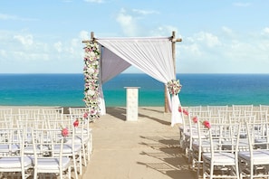 Beach nearby, white sand, free beach shuttle, free beach cabanas