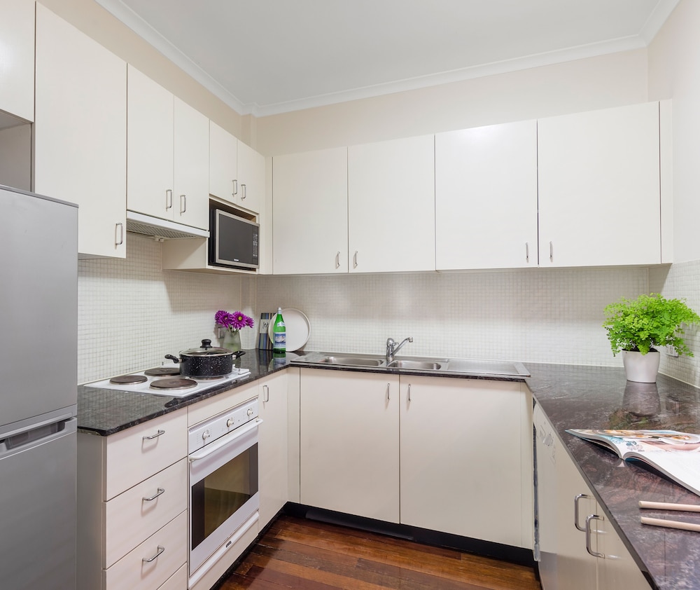 Private kitchen, Oaks Sydney Goldsbrough Suites